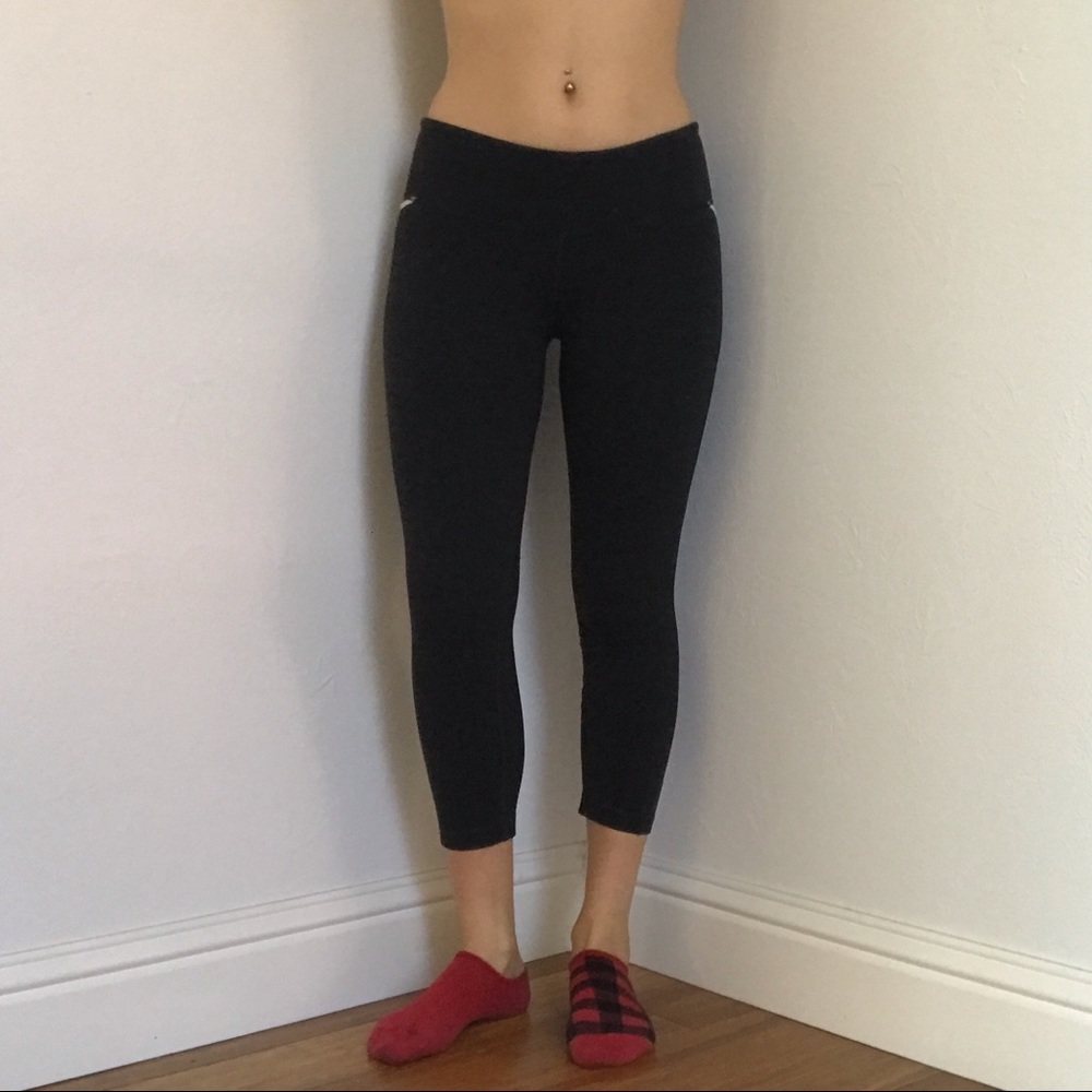 CROPPED LULULEMON YOGA PANTS